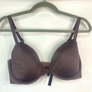 Victoria Secret dusty purple bra, cute details between cups and in the lining.